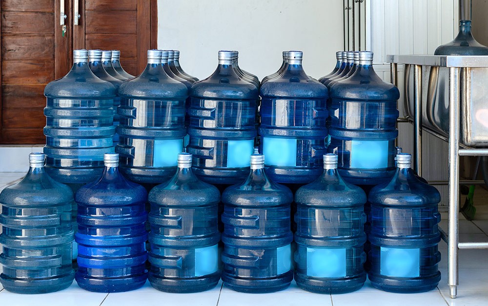 Galões de água empilhados sendo preparados para venda no e-commerce