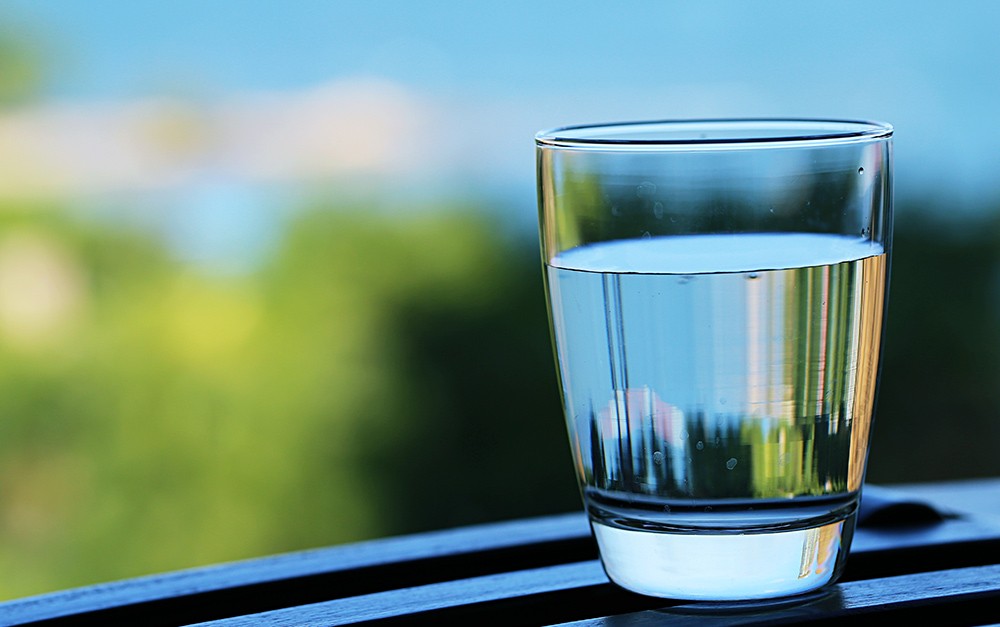 um copo com água simbolizando que água é saúde.